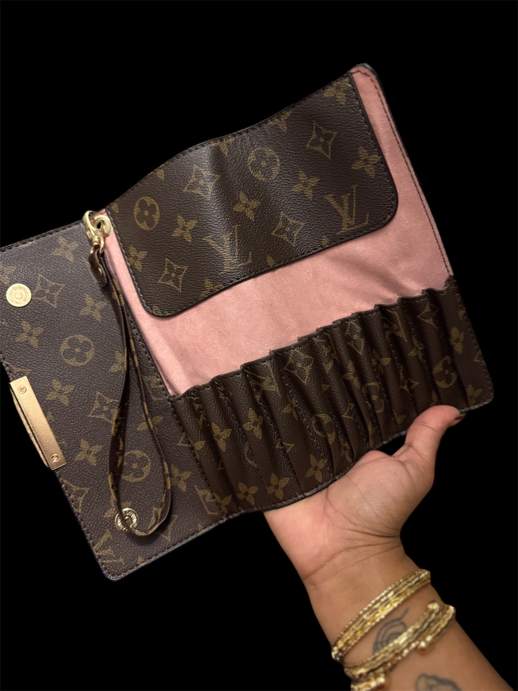 LV para brochas de maquillaje.